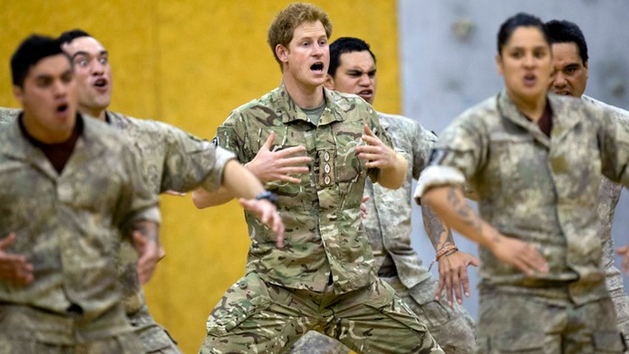 Prince Harry tancuje tradičný maorijský tanec haka.