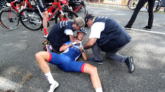 Cyklista Jakob Fuglsang s krvavou tvárou po páde v 1. etape Tour de France.