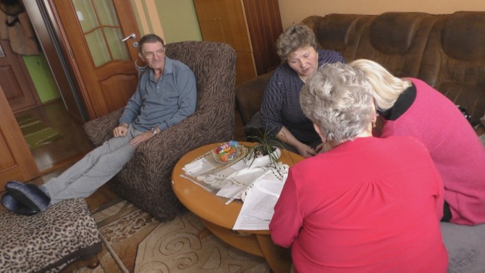 Pánovi Jánovi pomáha sestra a manželka. 