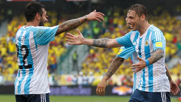 Argentínsky reprezentant Lucas Biglia (vľavo) sa teší z gólu počas kvalifikácie na MS 2018.