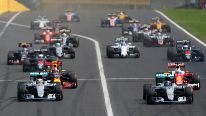 Štart VC Maďarska. Vpravo na vedúcej pozícii Nico Rosberg na Marcedese a vľavo jeho tímový kolega Lewis Hamilton.