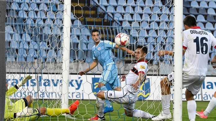 Vukan Svičevič (Slovan) strieľa druhý gól.