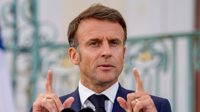 Ukrajina by mala mať možnosť neutralizovať ruské vojenské základne, vyhlásil Emmanuel Macron