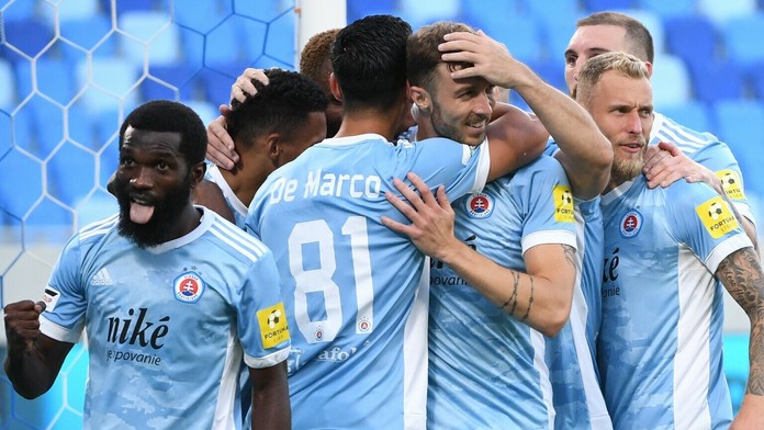 Na snímke gólová radosť hráčov Slovana.