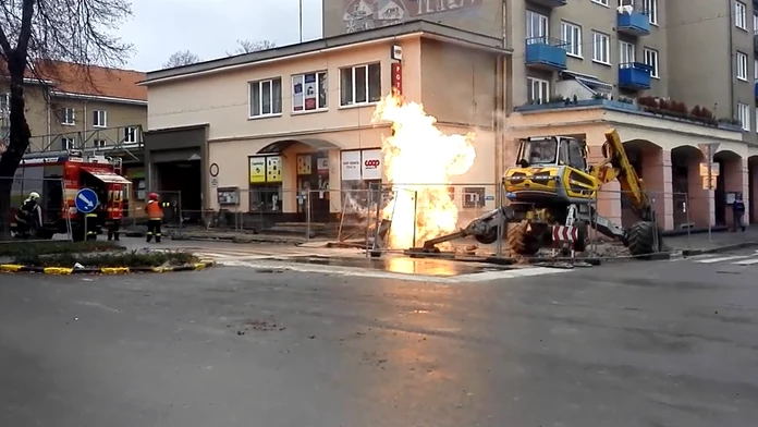 Oheň šľahal až do výške 15 metrov