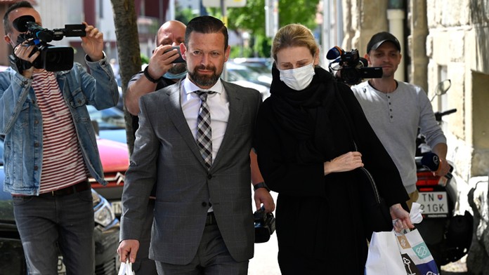 Obhajca Peter Erdös s klientkou Monikou Jankovskou.