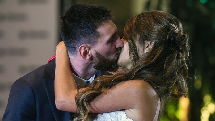 Messi si vzal lásku z detstva. Svadobnými šatami ale veľmi neohúrila
