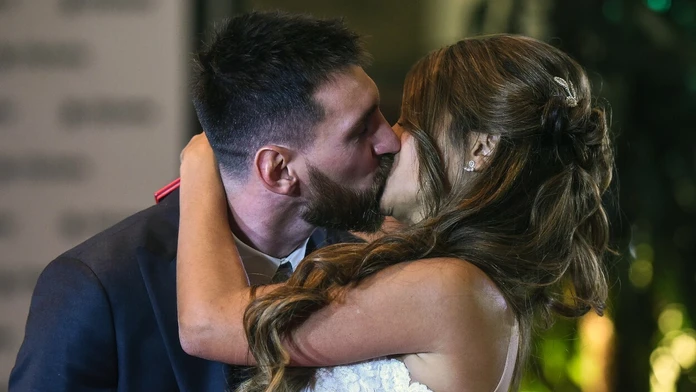 Messi si vzal lásku z detstva. Svadobnými šatami ale veľmi neohúrila