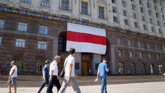 Muž skočil na žraloka.