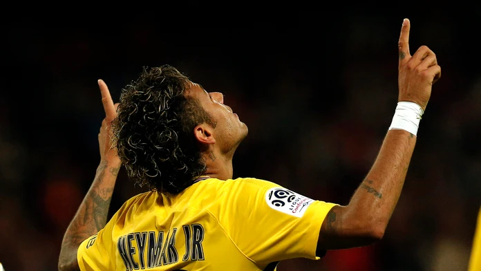 Neymar z Paríža St. German sa raduje z gólu v zápase 2. kola najvyššej francúzskej súťaže Guingamp - Paríž St. Germain.