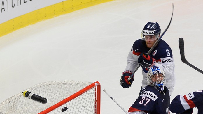 Hore Adam Jánošík (Slovensko) a brankár Connor Hellebuyck (USA)