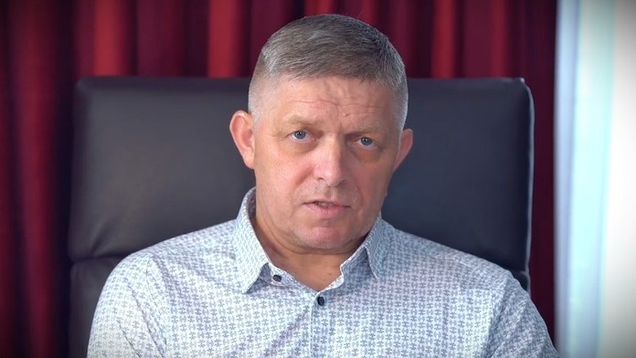 Robert Fico počas prvého vystúpenia po atentáte. 