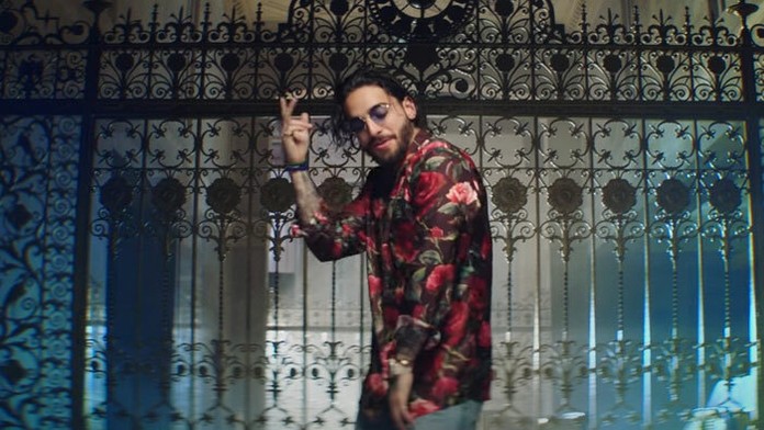 Maluma vo videoklipe k singlu El Préstamo