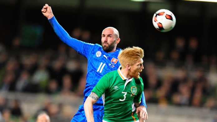 Na snímke vľavo Róbert Vittek (Slovensko) a vpravo Paul Mc Shhane (Írsko)