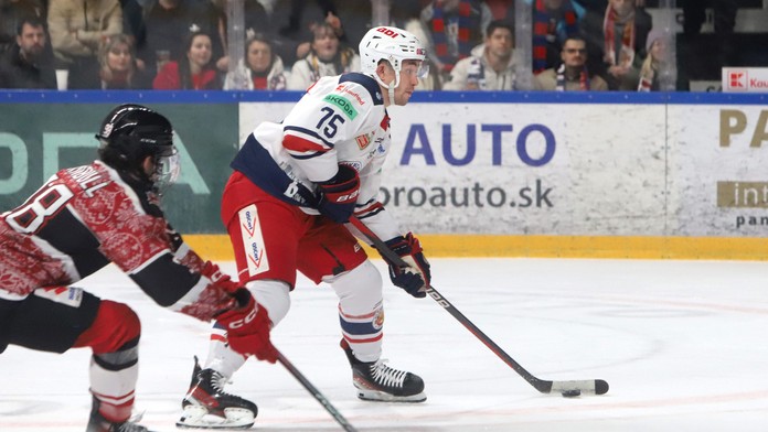 Na snímke zľava CarterTurnbull (Banská Bystrica) a Patrik Marcinek (Zvolen) počas 28. kola Tipos extraligy HC '05 Banská Bystrica – HKM Zvolen v Banskej Bystrici.