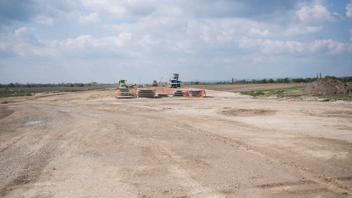 Na snímke výstavba úseku rýchlostnej cesty R7 Dunajská Lužná - Holice, ktorý bude súčasťou bratislavského obchvatu.