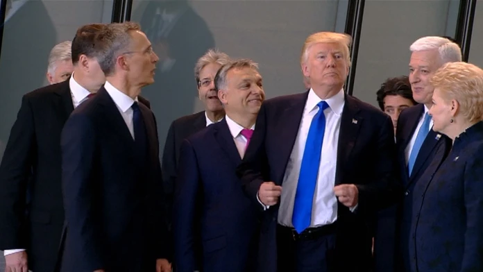 Trump odtlačil lídra Čiernej Hory nabok.