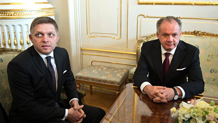 Na snímke vpravo prezident SR Andrej Kiska prijal  lídra strany Smer-SD Roberta Fica