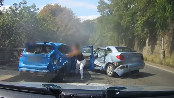 Českí policajti naháňali recidivistu. Vrazil do auta, v ktorom sedelo malé dieťa