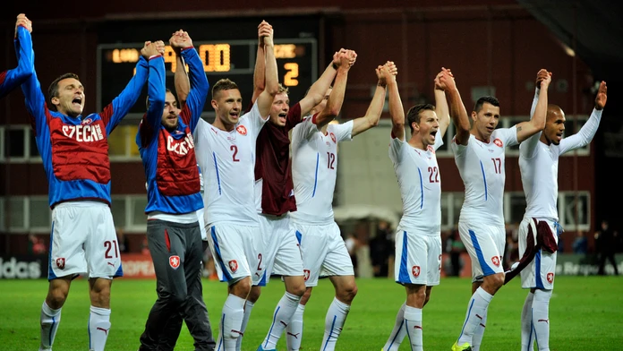 Českí futbalisti po výhre nad Lotyšskom oslavujú postup na EURO 2016.