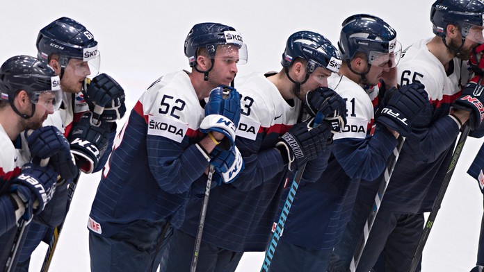 Na snímke smutní slovenskí hokejisti po prehre v zápase B-skupiny hokejových MS v Rusku.