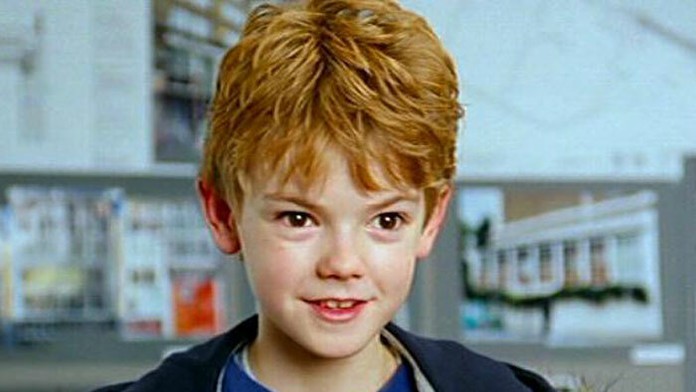 Thomas Sangster vo filme Láska nebeská