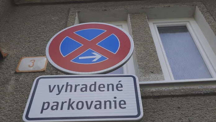 Značka pred oknom bytu