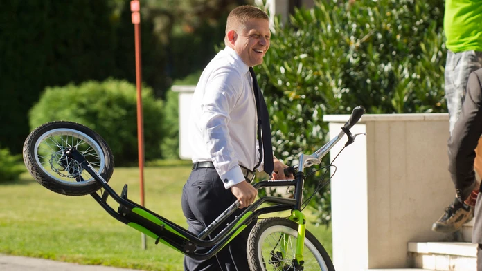 Premiér Robert Fico prišiel na rokovanie vlády na kolobežke.
