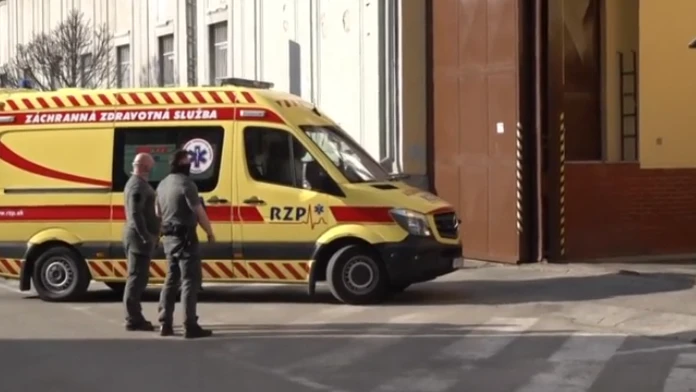 Záchranka prichádzajúca do väzenia.