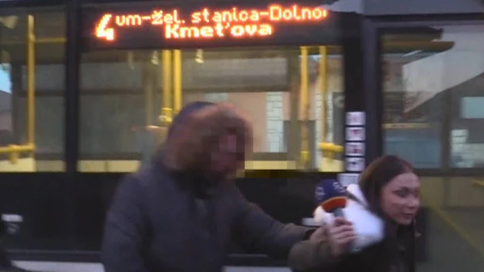 Údajní zlodeji napadli štáb Reflexu a jeho reportérku Kristínu Kövešovú.