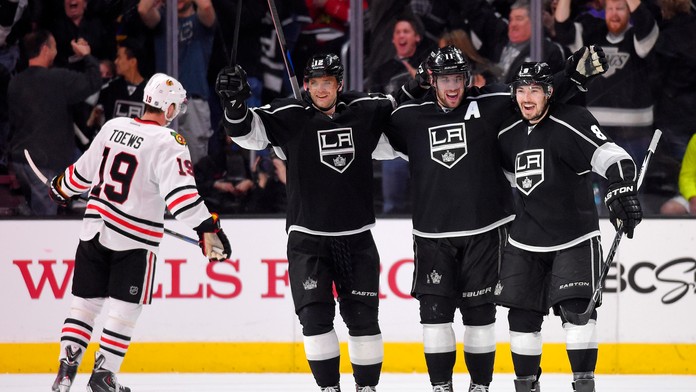 Slovenský útočník Kings Marián Gaborík oslavuje gól so spoluhráčmi Anže Kopitarom a Drewom Doughtym.