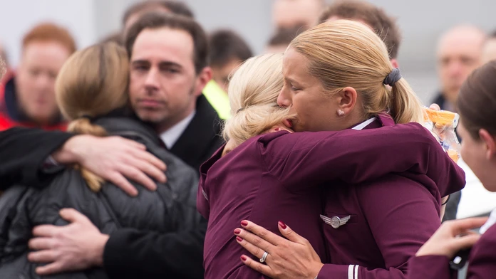 Zamestnanci spoločnosti Germanwings v smútku.