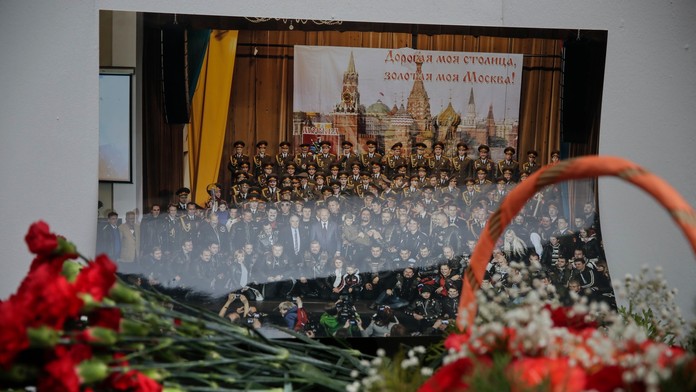 Na snímke kvety sú pred fotografiou členov armádneho súboru Alexandrovovci pred budovou armádneho súboru v Moskve.