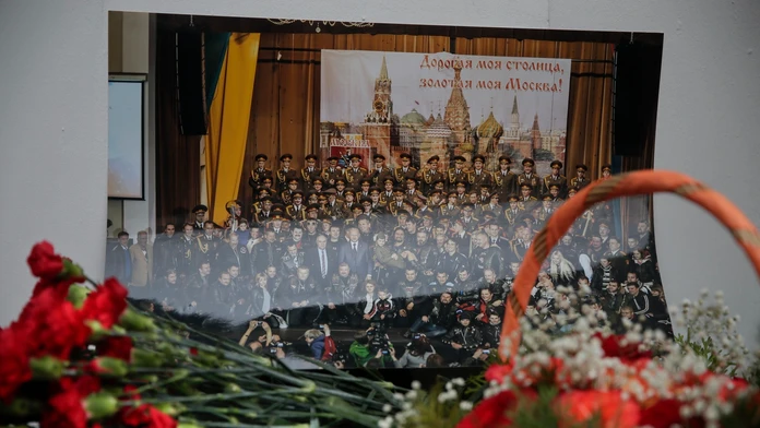 Na snímke kvety sú pred fotografiou členov armádneho súboru Alexandrovovci pred budovou armádneho súboru v Moskve.