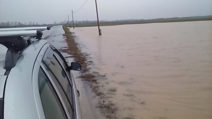 Veľká voda na východe zaliala aj niektoré cesty.