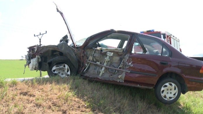 Auto zostalo visieť nad priekopou