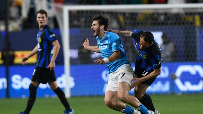 Inter Miláno sa teší zo zisku trofeje. O výhre nad Neapolom rozhodol v závere Martinez