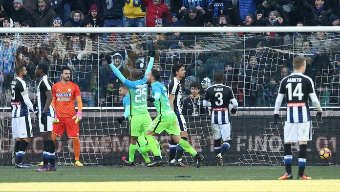 Hráč Interu Milána Ivan Perišič strieľa víťatný gól