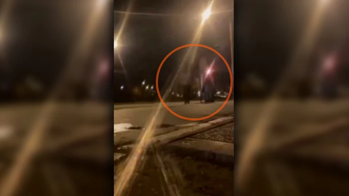 Partia detí z Košíc brutálne zmlátila dôchodcu. Najprv si však nastavila mobil a pustila nahrávanie