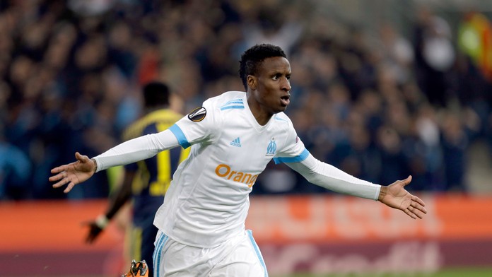 Bouna Sarr z Marseille oslavuje gól vo štvrťfinále Európskej ligy proti Lipsku.
