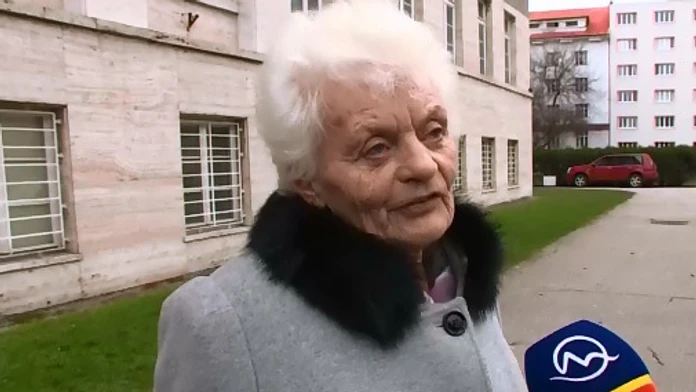 pani bez zubkov.jpg