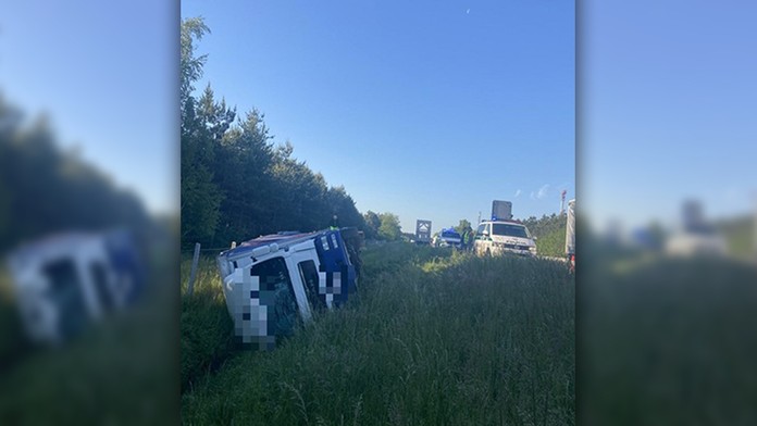 Diaľnicu D2 blokuje kamión.