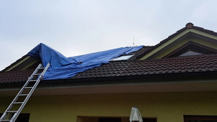 Na snímke je strecha s plastovým krytom.