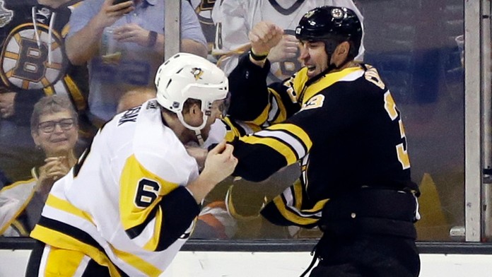 Kapitán Bostonu Zdeno Chára (vpravo) v bitke s Jamiem Oleksiakom z Pittsburghu.