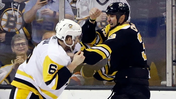 Kapitán Bostonu Zdeno Chára (vpravo) v bitke s Jamiem Oleksiakom z Pittsburghu.