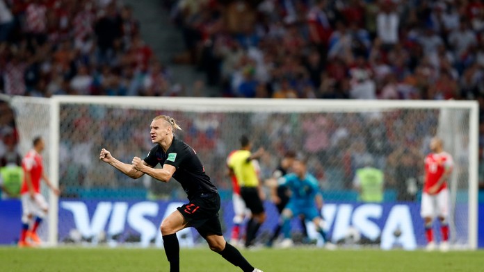 Obranca Chorvátska Domagoj Vida sa teší z gólu v ruskej sieti vo štvrťfinále MS 2018.