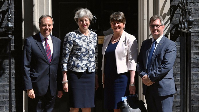 Mayovej menšinová vláda podpísala dohodu so severoírskou DUP.