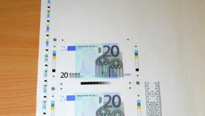  Na snímke falošné bankovky v hodnote 20 eur.