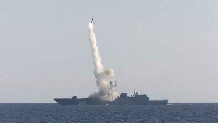 Hypersonická raketa Zirkón odpálená z ruskej vojnovej lode.