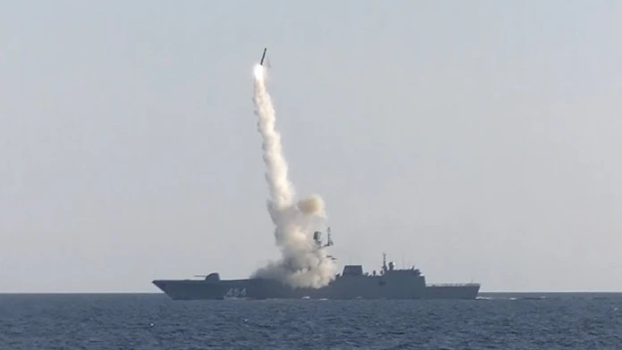 Hypersonická raketa Zirkón odpálená z ruskej vojnovej lode.